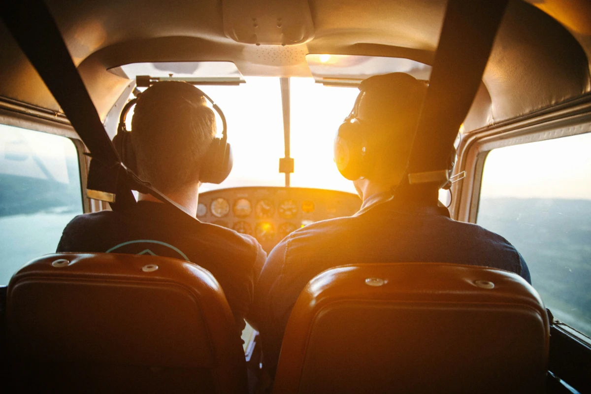 Eine Piloten-Crew im Cockpit eines Flugzeugs